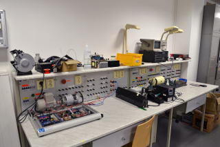 Laboratoř plošných spojů - stoly na oživování desek