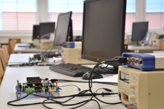 Laboratoř mikroprocesorové techniky - pracoviště s vývojovou deskou
